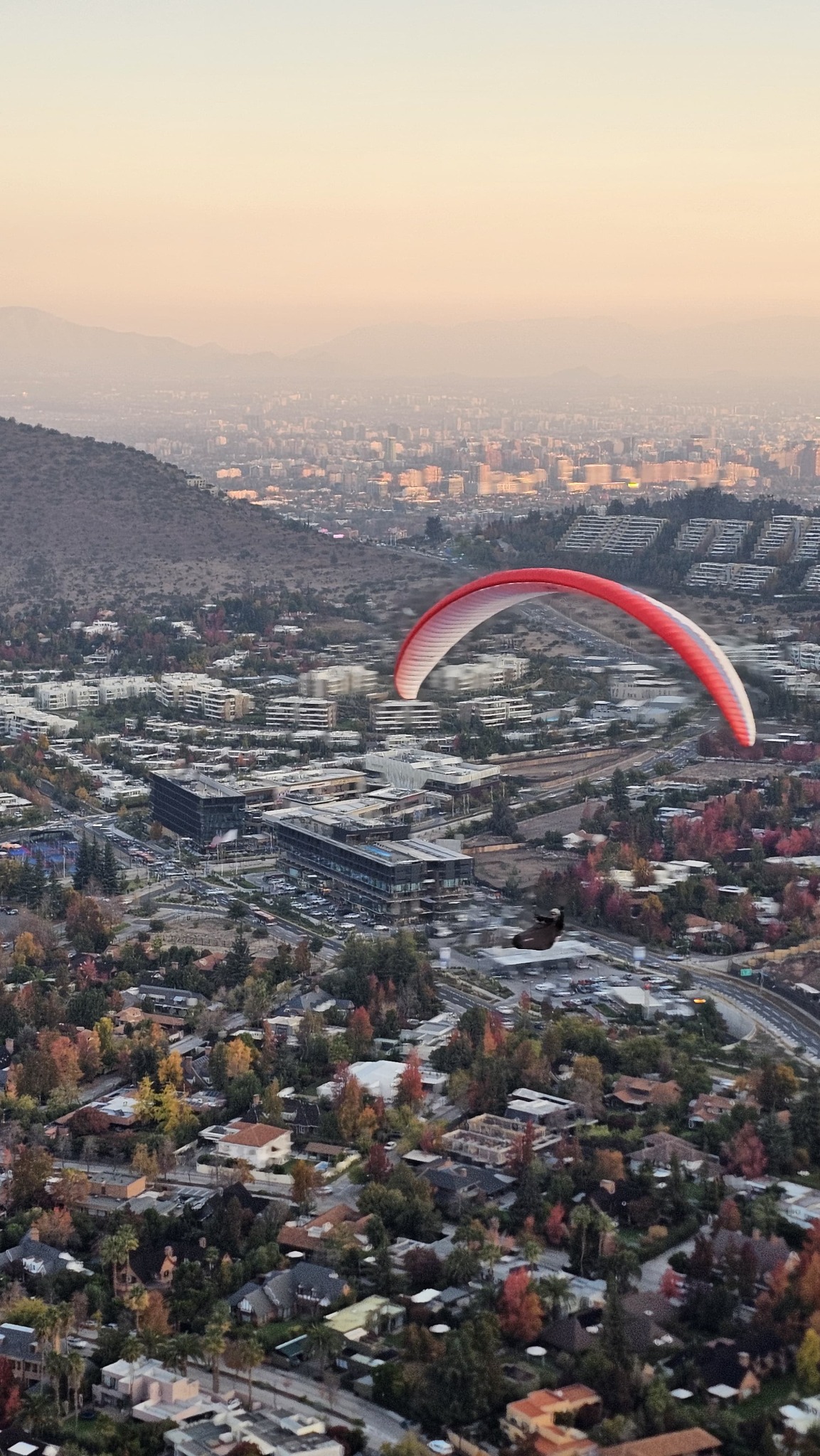 Parapente sobre Santiago desde Cerro del Medio