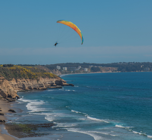 Parapente sobre la costa de Maitencillo